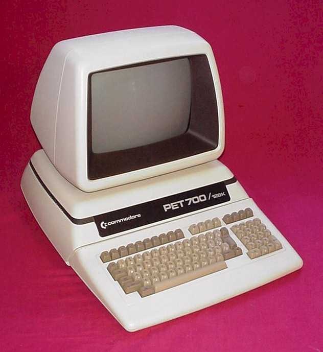 Компьютер pet. Commodore Pet 700. Старый компьютер. Ретро компьютер. Старинный компьютер.