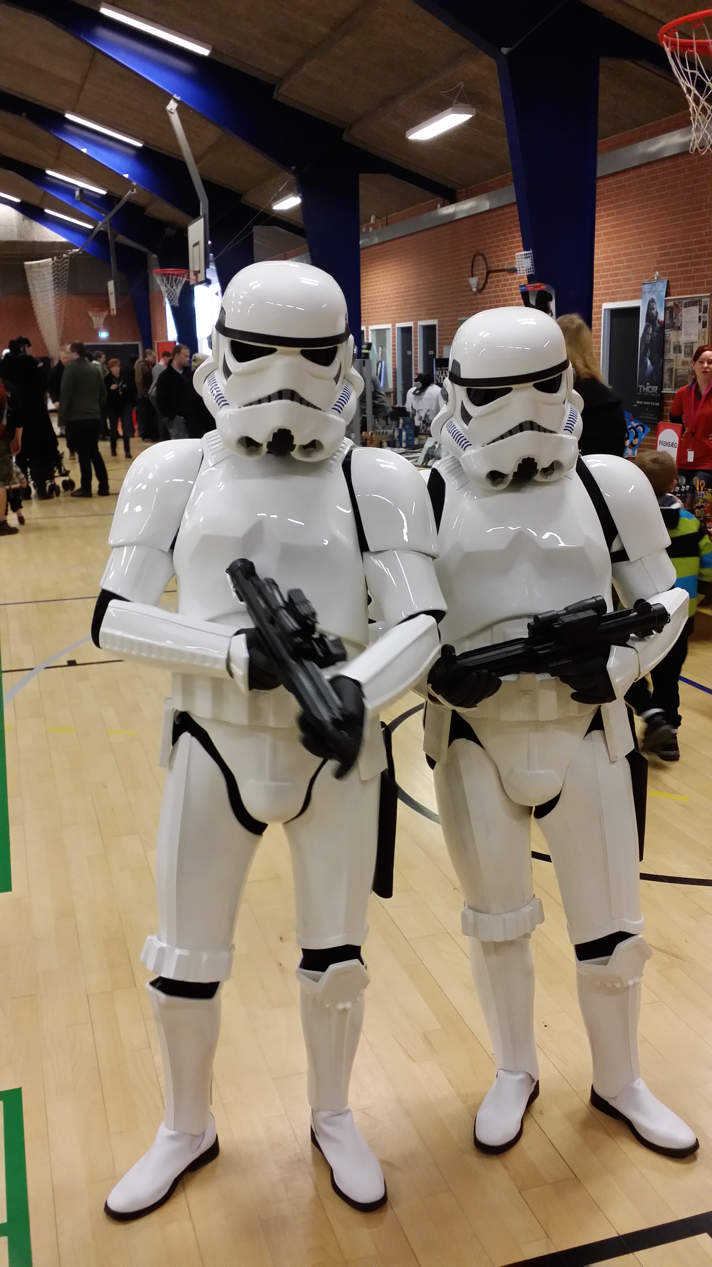 https://www.mos-eisley.dk/media/FamilieBilleder/2014/Star%20Wars%20messe%20Randers%2012-04-2014/20140412_101448.jpg