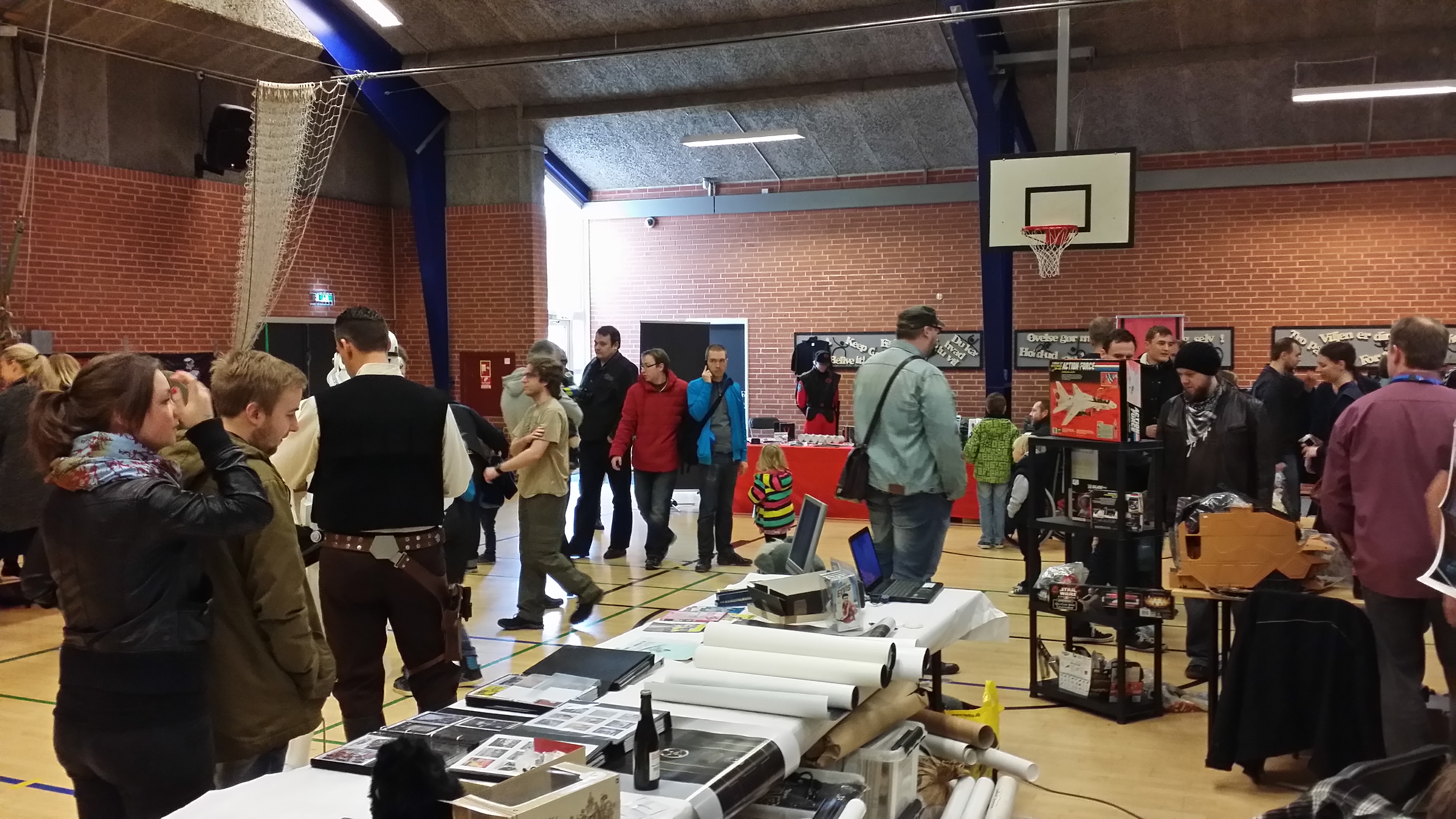 https://www.mos-eisley.dk/media/FamilieBilleder/2014/Star%20Wars%20messe%20Randers%2012-04-2014/20140412_104919.jpg